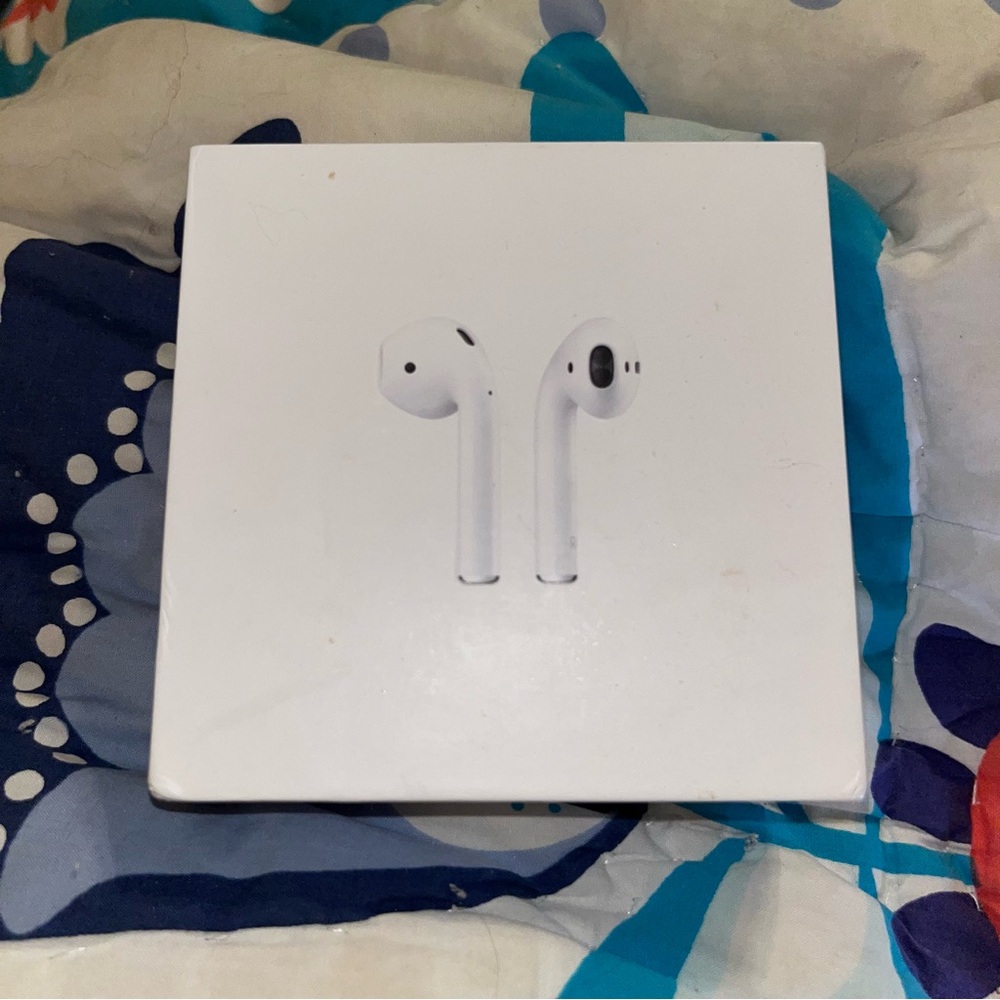 Apple Airpods with wireless charging case Model A2032 A2031 A1938
